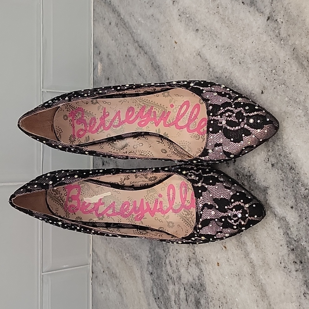 Betsy Johnson Betseyville Lace & Rhinestone Pointed Toe High Heels .7.5 - Picture 1 of 12